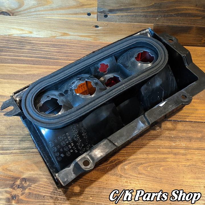 テールランプ 右 US仕様 レッド＆アンバー 84-96年 7MX XJチェロキー