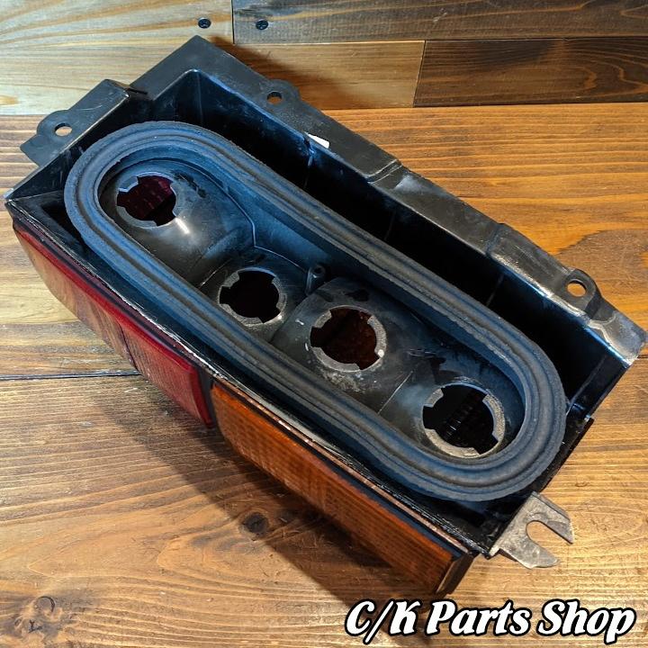 テールランプ 右 US仕様 レッド＆アンバー 84-96年 7MX XJチェロキー