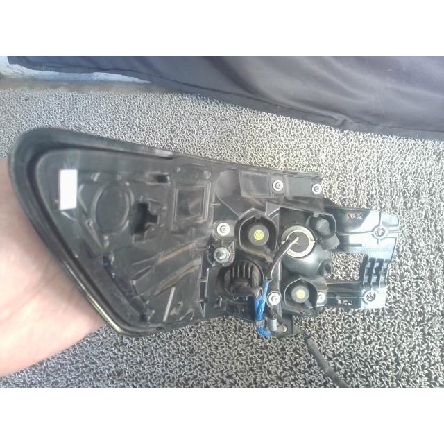 カローラツーリング 6AA-ZWE211W 右テールランプ ハイブリッド S 070