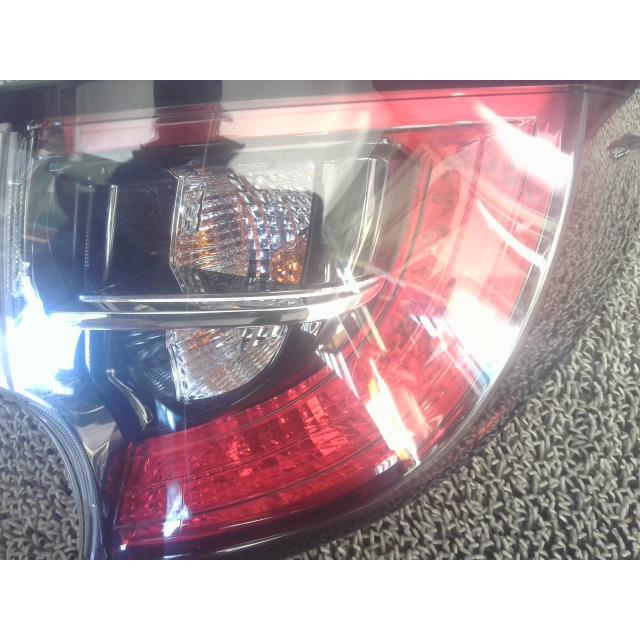 カローラツーリング 6AA-ZWE211W 右テールランプ ハイブリッド S 070