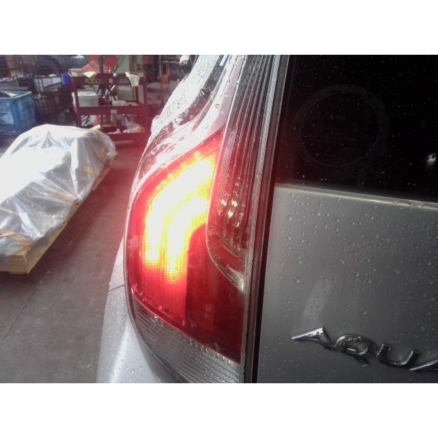 アクア DAA-NHP10 左テールランプ S 1F7 52-297 81561-52D00 81561