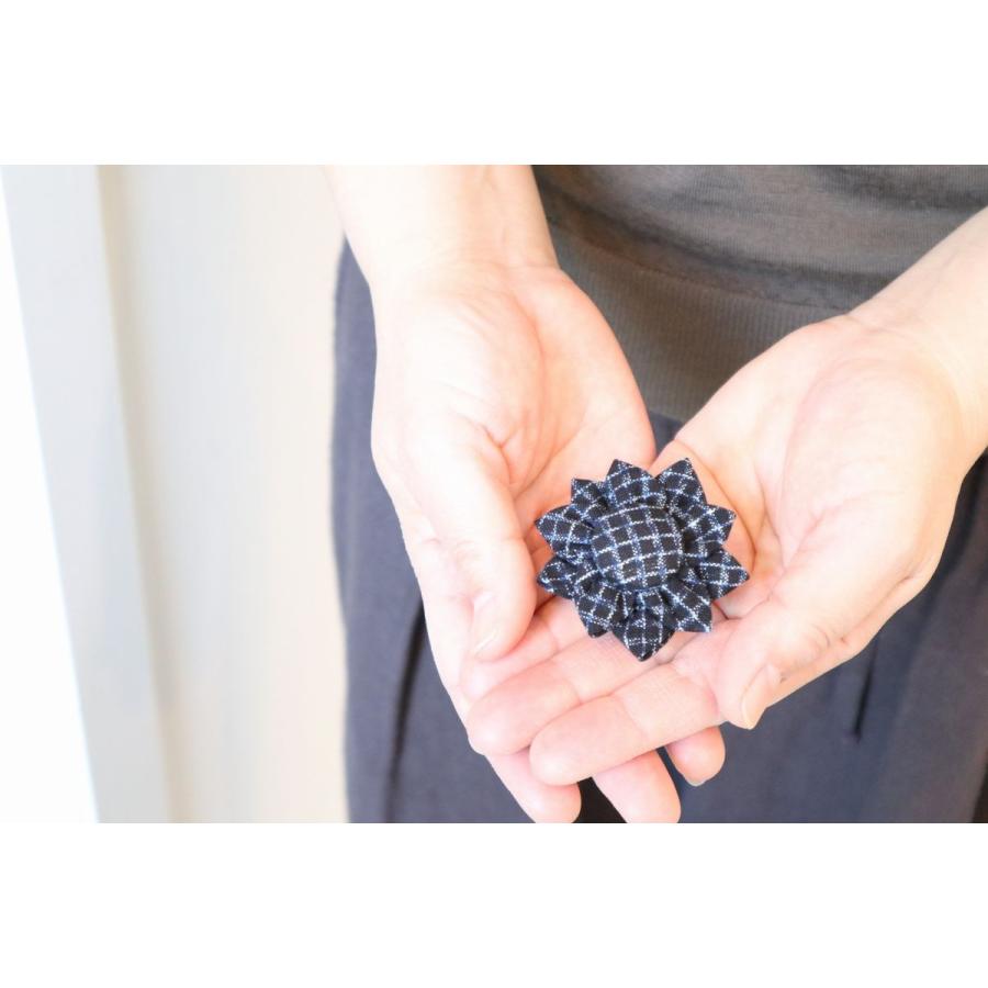 200年の歴史が生み出す久留米かすりの多目的ブローチ。ネイビーチェック |  | 03