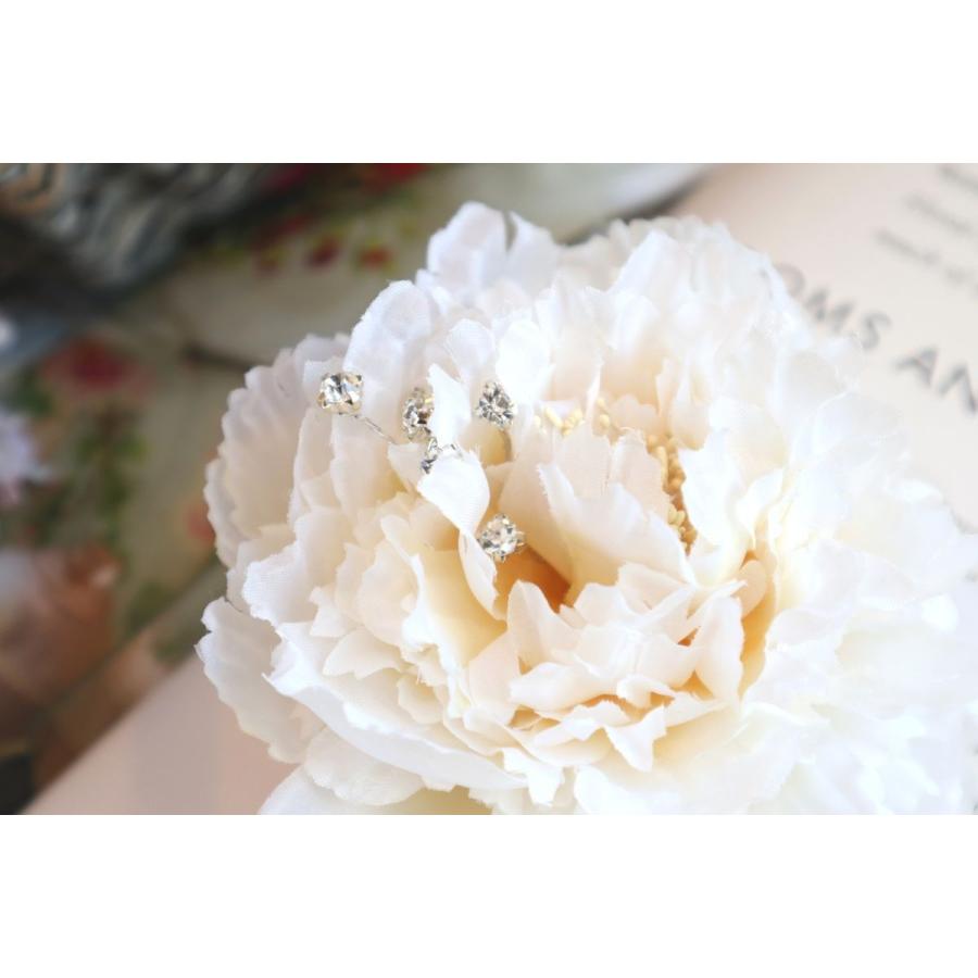 オフホワイトのふわふわコサージュ　透けるような花びらで華やかに｜clair-accesory｜03