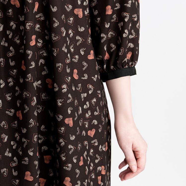 【送料無料】 ハート柄ピンタックワンピース 2色 M L 洗える 八分袖 レディース ワンピース Aライン ラウンドネック シャツワンピース 体型カバー 春秋冬 |  | 09