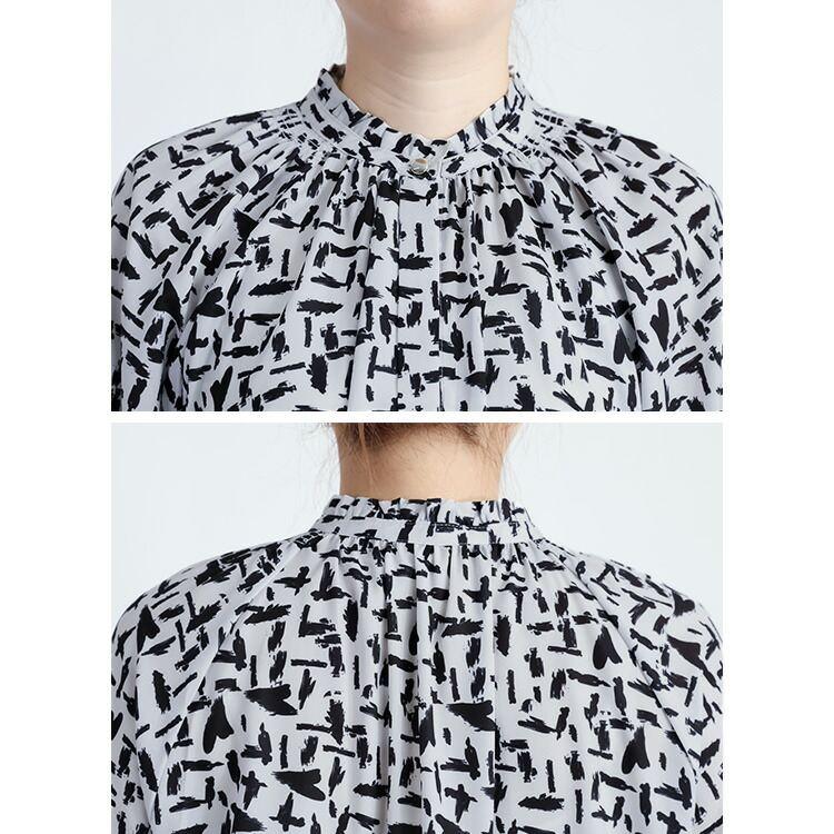 【新作】【送料無料】 モダン柄シャーリングブラウス 3色 M L 洗える 長袖 レディース トップス ブラウス チュニック スタンドカラー フリル衿 とろみ素材 |  | 13