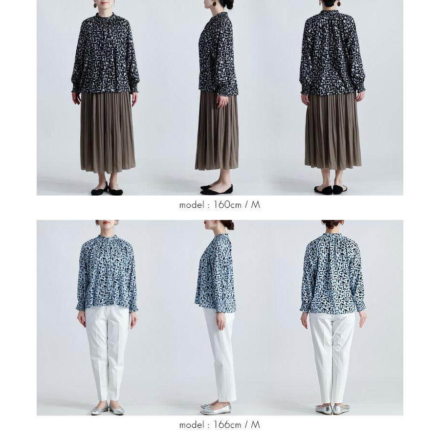 【新作】【送料無料】 モダン柄シャーリングブラウス 3色 M L 洗える 長袖 レディース トップス ブラウス チュニック スタンドカラー フリル衿 とろみ素材 |  | 15