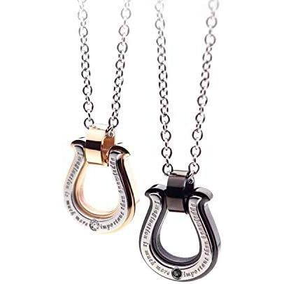 上質で快適 Petit Jewel Yu Na ホースシュー ペアネックレス 2個セット ステンレス 316l メンズ レディース カップル 完売 Outposttrade Com