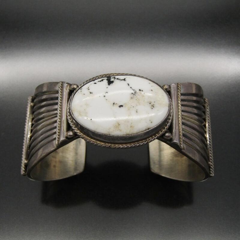 ホワイトバッファロー　スターリングシルバー　バングル　ナバホ ホワイトバッファローバングル インディアンジュエリー