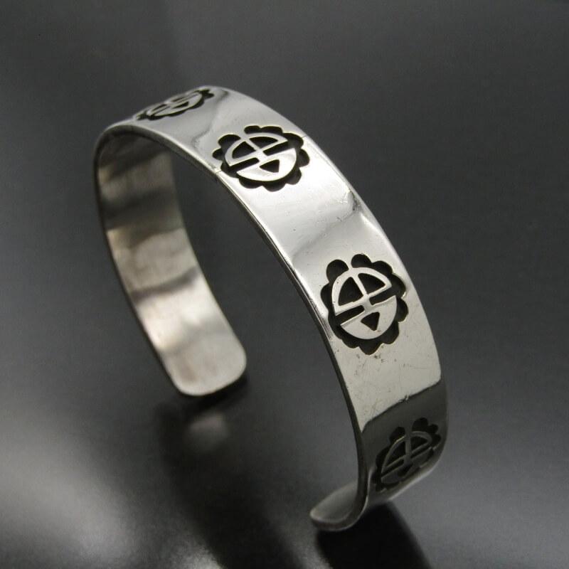 ホピ族　バングル 133mm ホピ族 Steven Pooyouma Kuyvaya オーバーレイ バングル