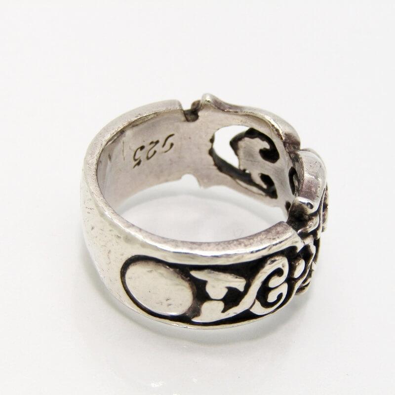 レザーズアンドトレジャーズ　スクロール ウィズ スカル リング（シルバー925） レザーズアンドトレジャーズ スクロール ウィズ スカル リング
