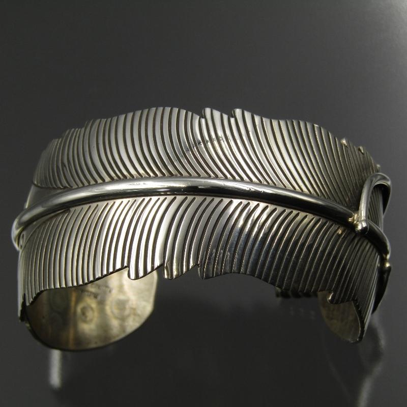 ナバホ族　Douglas Etsitt作　Sterling Silver 美品 Douglas Etsitty ナバホ族 フェザー バングル シルバー