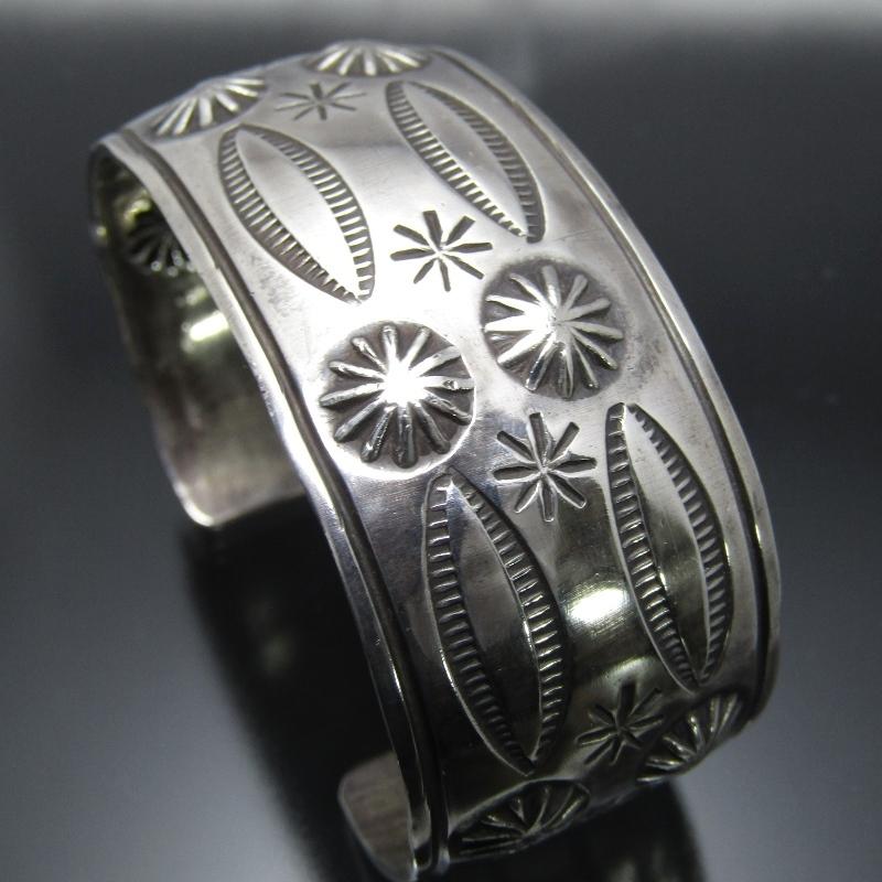 NAVAJO ナバホ ANDY CADMAN スタンプワークワイドバングル 重厚 NAVAJO ナバホ ANDY CADMAN スタンプワークワイドバングル 重厚