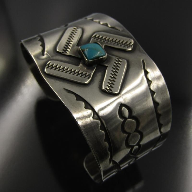 Navajo ナバホ族 バングル ワイド スワスティカ ターコイズ Navajo ナバホ族 バングル ワイド スワスティカ ターコイズ