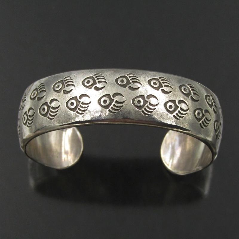 ノーバートペシュラカイ　シルバーバングル　インディアンジュエリー Norbert Peshlakaiのシルバーバングル - インディアンジュエリー