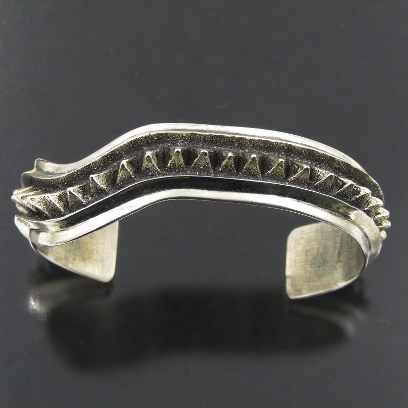 美品 Aaron Anderson ナバホ族 バングル スパイク ウェーブ 美品 Aaron Anderson ナバホ族 バングル スパイク ウェーブ