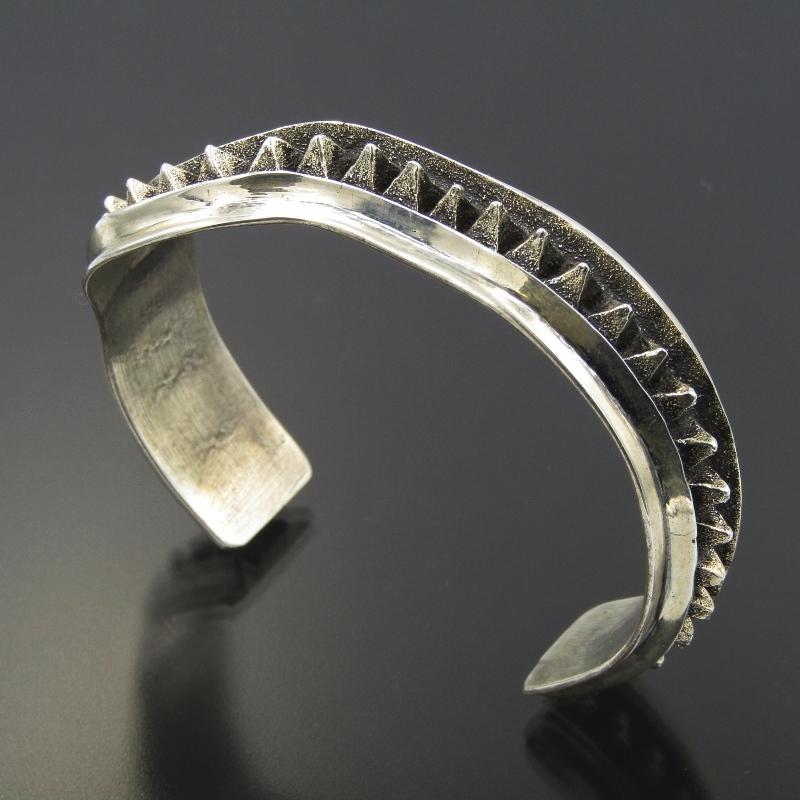美品 Aaron Anderson ナバホ族 バングル スパイク ウェーブ 美品 Aaron Anderson ナバホ族 バングル スパイク ウェーブ