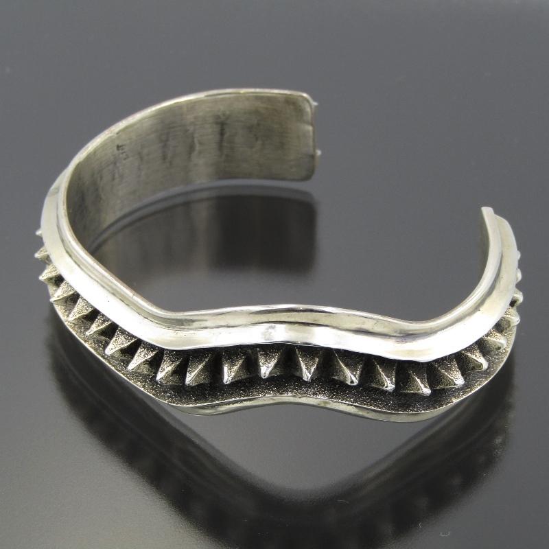 美品 Aaron Anderson ナバホ族 バングル スパイク ウェーブ 美品 Aaron Anderson ナバホ族 バングル スパイク ウェーブ