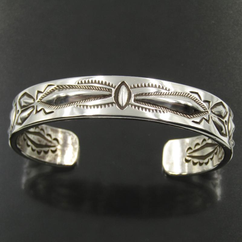 ナボホ族ターコイズバングル　レイアダカイ ナバホ Ray・Adakai レイアダカイ マルチカラーストーンインレイ