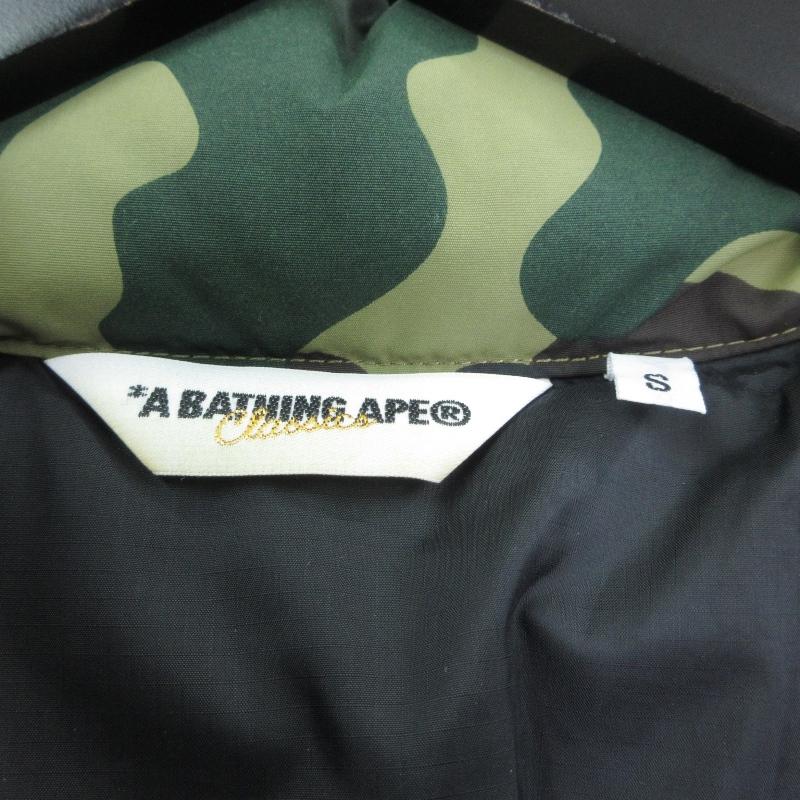 A BATHING APE アベイシングエイプ ダウンジャケット 迷彩 柄 緑 A BATHING APE アベイシングエイプ ダウンジャケット 迷彩 柄 緑