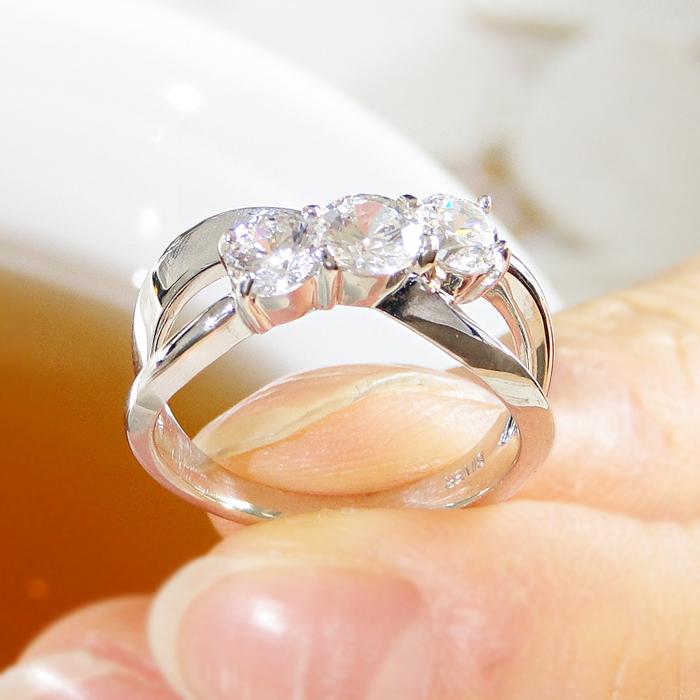 Classic CHESS（クラシックチェス） pt900 1.0ct スリーストーン