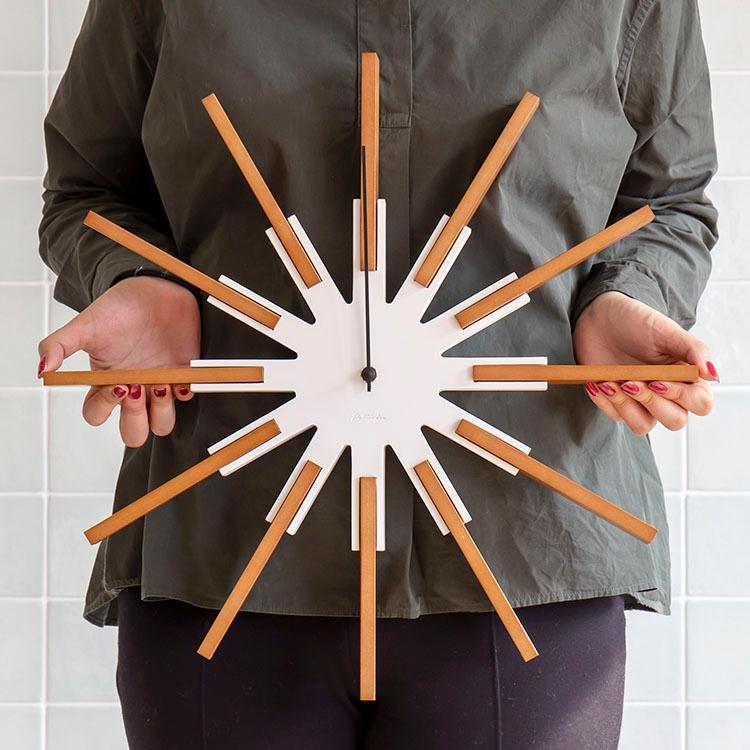 壁掛け時計 掛け時計 シリオ 木製 静か おしゃれ 北欧 モダン シンプル 和室 和風 かわいい ナチュラル リビング 花 静音 黒 白 時計 クリスマス プレゼント | INTERFORM | 02