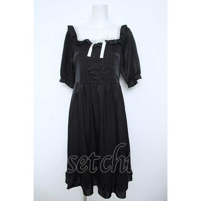 axes femme POETIQUE / メッセージリボンフリルワンピース 黒 Y-26-06