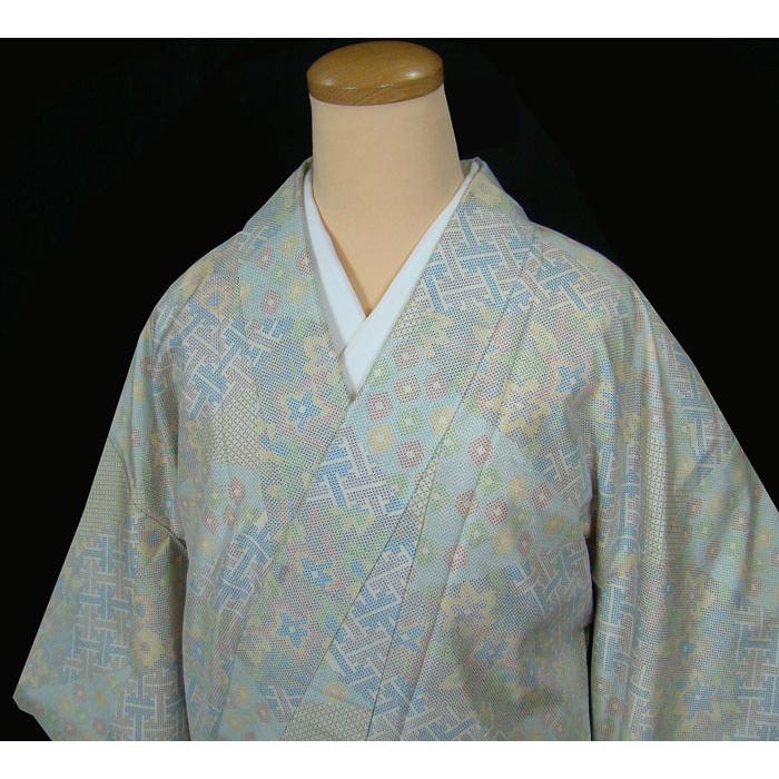 白大島紬 お洒落な色合い 奄美大島龍郷 秋名薔薇柄 雲取り小花柄 白大島紬 お洒落な色合い 奄美大島龍郷 秋名薔薇柄 雲取り小花柄