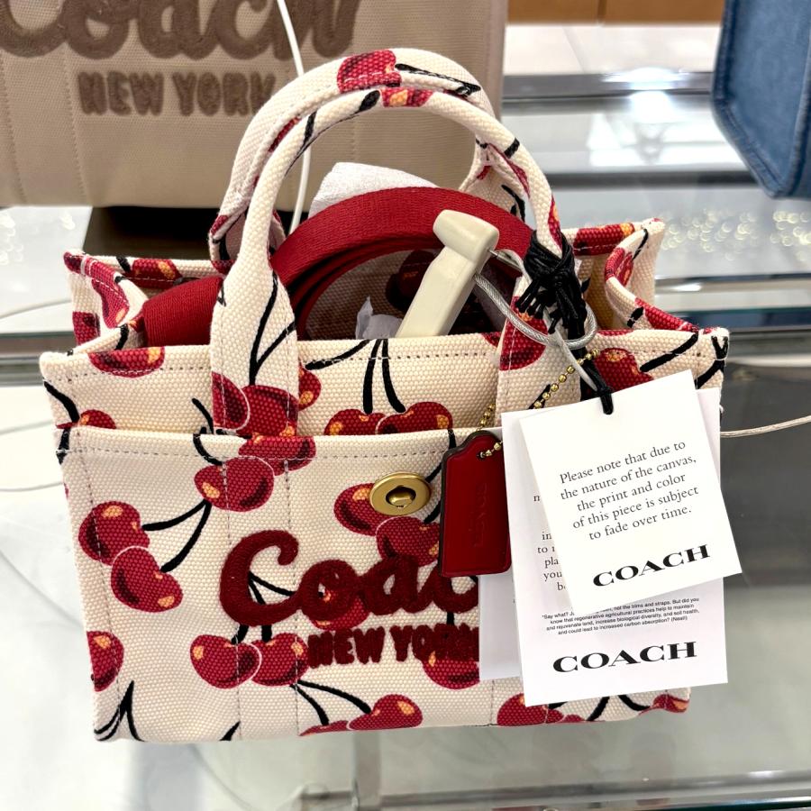 【新品•正規品】COACH カーゴトートバッグ 20・チェリー肩掛け＆斜め掛け 公式】COACH – コーチ | カーゴ トート バッグ 20・チェリー プリント