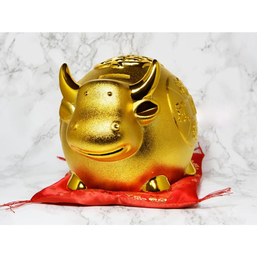 金運の黄金の牛 置物　貯金箱　丑年　招財　金運　財運　赤座布団付