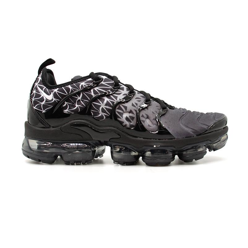 年のクリスマス ハイブリッドモデル ナイキエアーヴェイパーマックスプラスブラック 28 5cm Nike Air Vapormax Plus Geometric Black White 017 海外の人気商品 シューズ