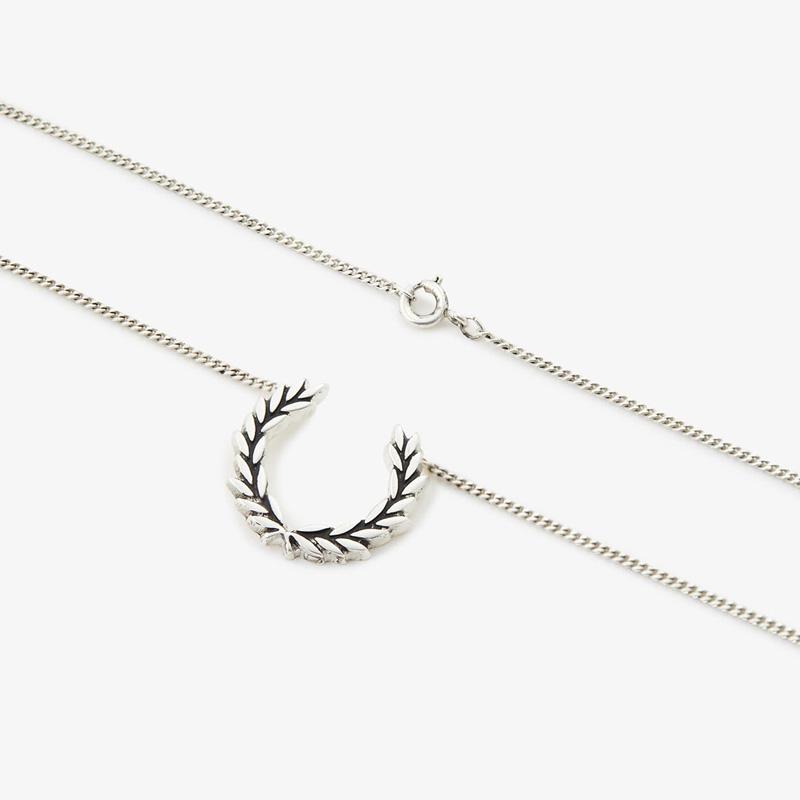 FRED PERRY フレッドペリー ローレル リース ネックレス FRED PERRY フレッドペリー ローレル リース ネックレス