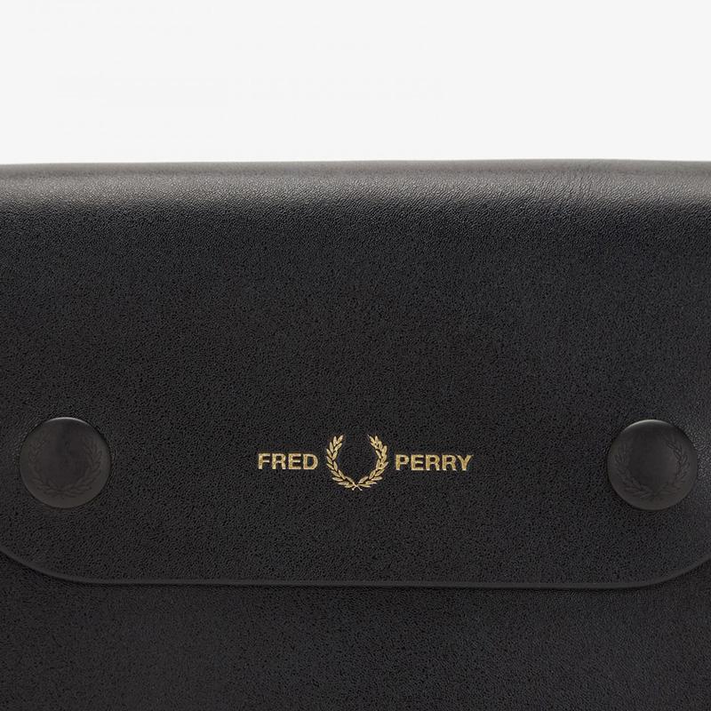 FRED PERRY フレッドペリー バーニッシュド レザー ポーチ FRED PERRY フレッドペリー バーニッシュド レザー ポーチ