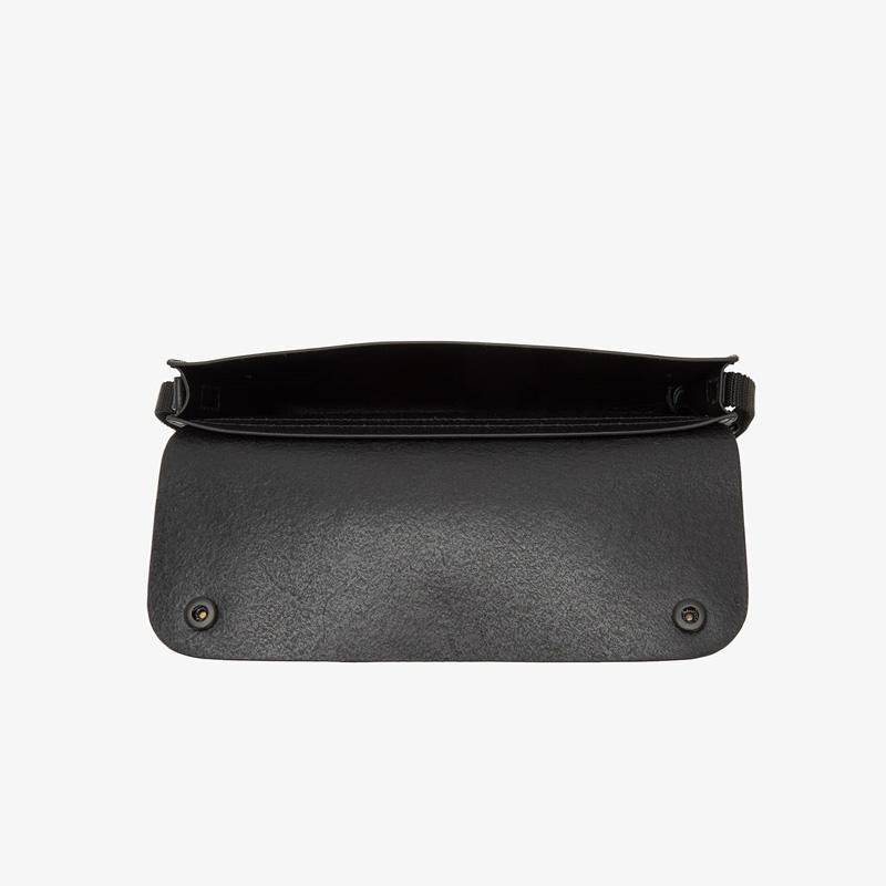 FRED PERRY フレッドペリー バーニッシュド レザー サコッシュ FRED PERRY フレッドペリー バーニッシュド レザー サコッシュ