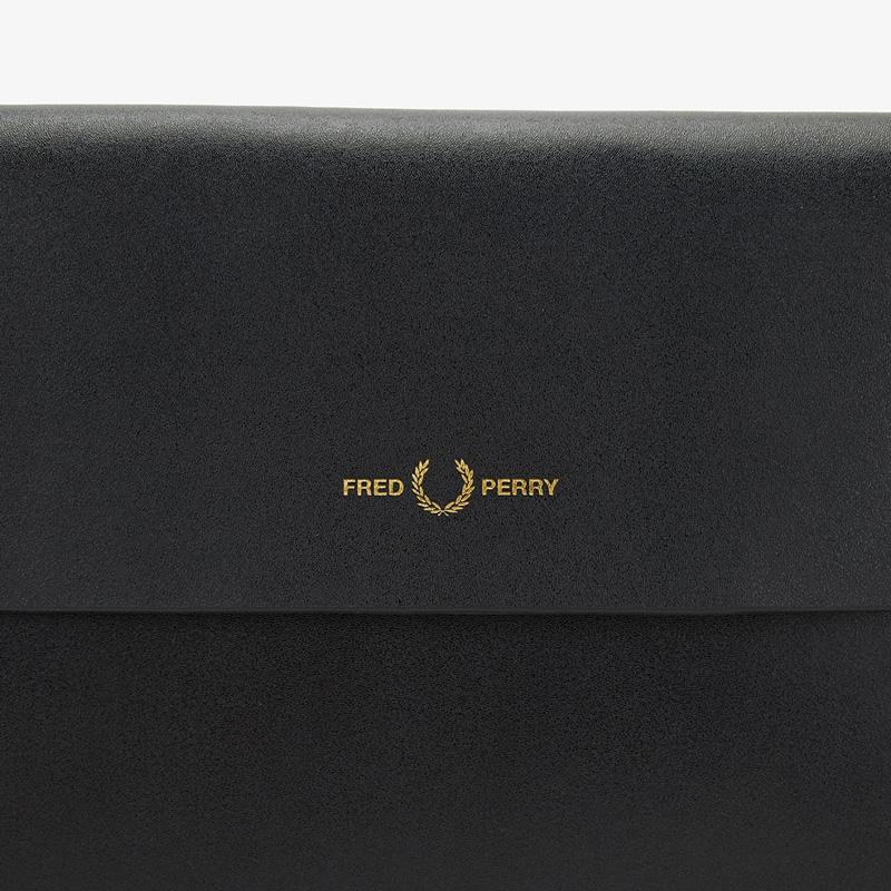 FRED PERRY フレッドペリー バーニッシュド レザー サコッシュ FRED PERRY フレッドペリー バーニッシュド レザー サコッシュ