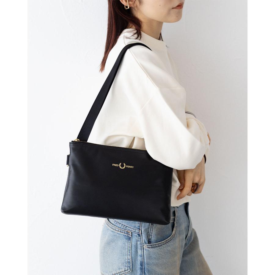 FRED PERRY（フレッドペリー） スムースレザー サコッシュ L2801