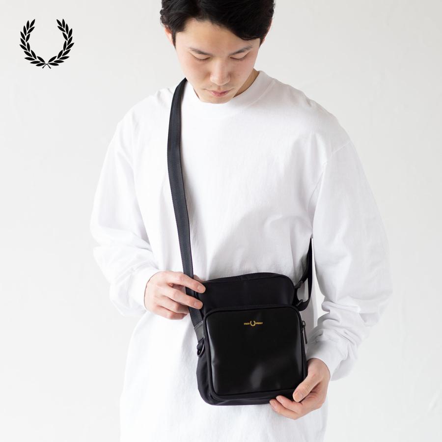FRED PERRY フレッドペリー ナイロン ツイル レザー サイド FRED PERRY フレッドペリー ナイロン ツイル レザー サイド