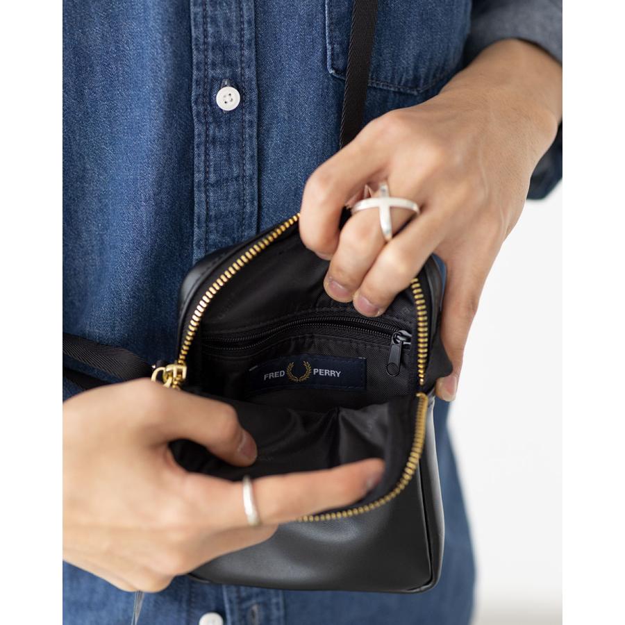 FRED PERRY（フレッドペリー） スムースレザー スモール サイド バッグ