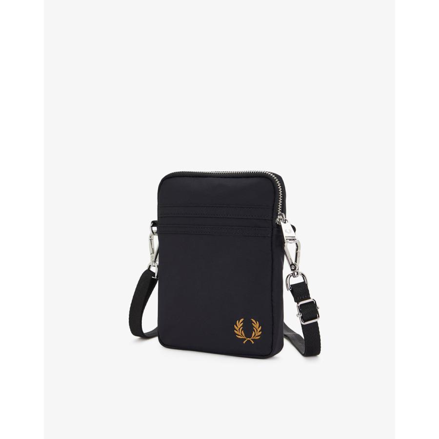 Fred Perry バーガンディ ショルダーバッグ　ピンバッジおまけ FRED PERRY（フレッドペリー） ショルダーバッグ NYLON BADGE