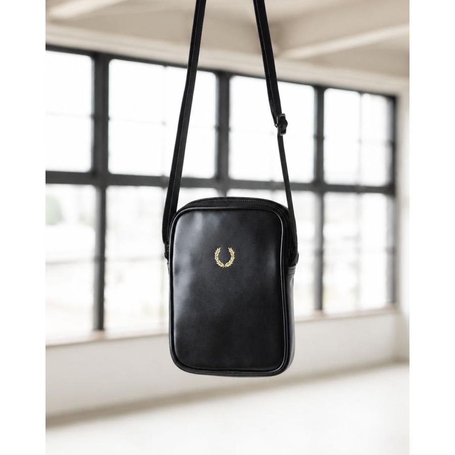 FRED PERRY（フレッドペリー） スムース レザー スモール サイドバッグ