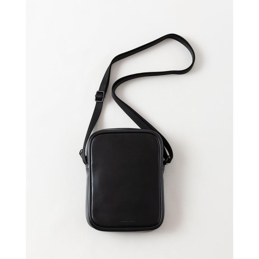 FRED PERRY（フレッドペリー） スムース レザー スモール サイドバッグ