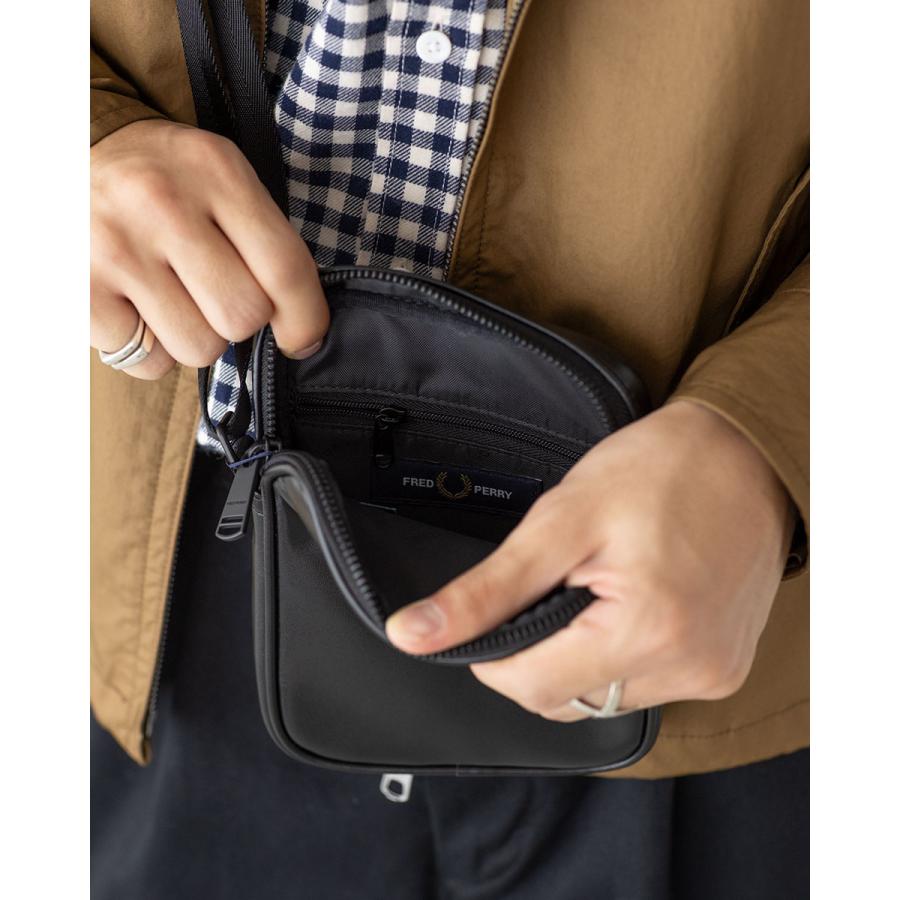 FRED PERRY（フレッドペリー） スムース レザー スモール サイドバッグ