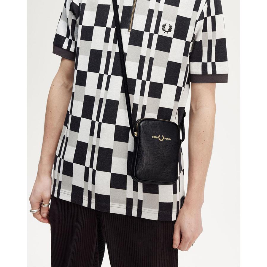 FRED PERRY（フレッドペリー） タンブル レザー サイドバッグ L8289