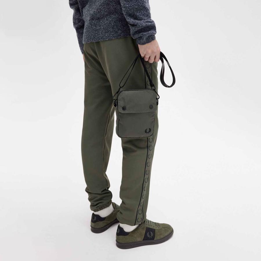 FRED PERRY（フレッドペリー） クリンクル ナイロン サイド バッグ