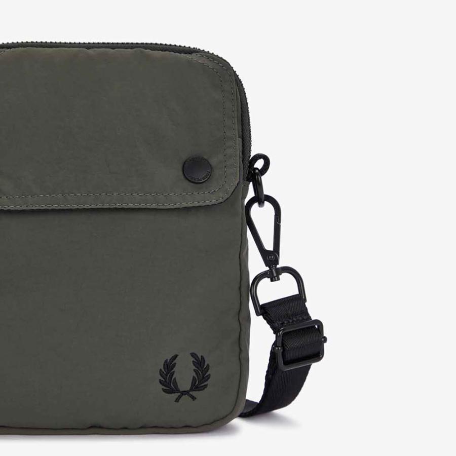 FRED PERRY（フレッドペリー） クリンクル ナイロン サイド バッグ