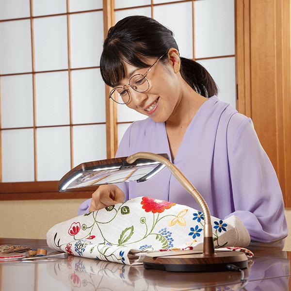 卓上ルーペ 目が楽プレミアム LEDライト 大型レンズ 読書 角度変更