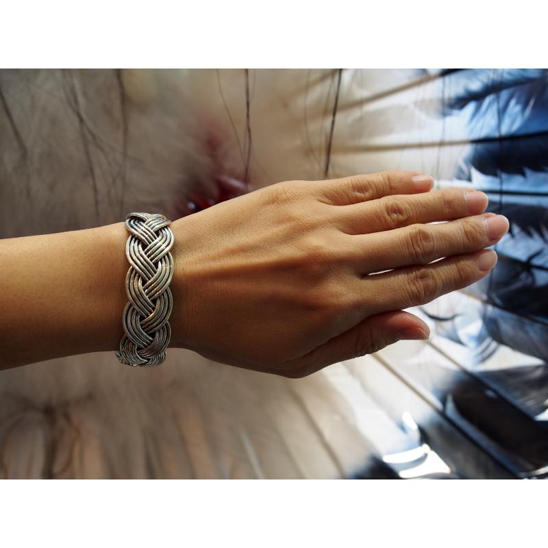 インディアンジュエリー　Henry Mariano Braided ワイド バングル     商品情報    ナバホ族　Henry Mariano（ヘンリー・マリアノ）による三つ編 OCQ1736461794(16390円)