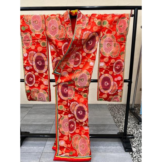 貸衣装処分品  色打掛　豪華織物打掛　赤 車輪と菊模様　八重重ね |  | 04