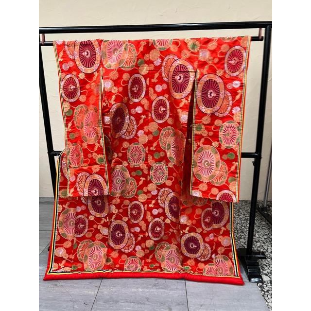 貸衣装処分品  色打掛　豪華織物打掛　赤 車輪と菊模様　八重重ね |  | 01