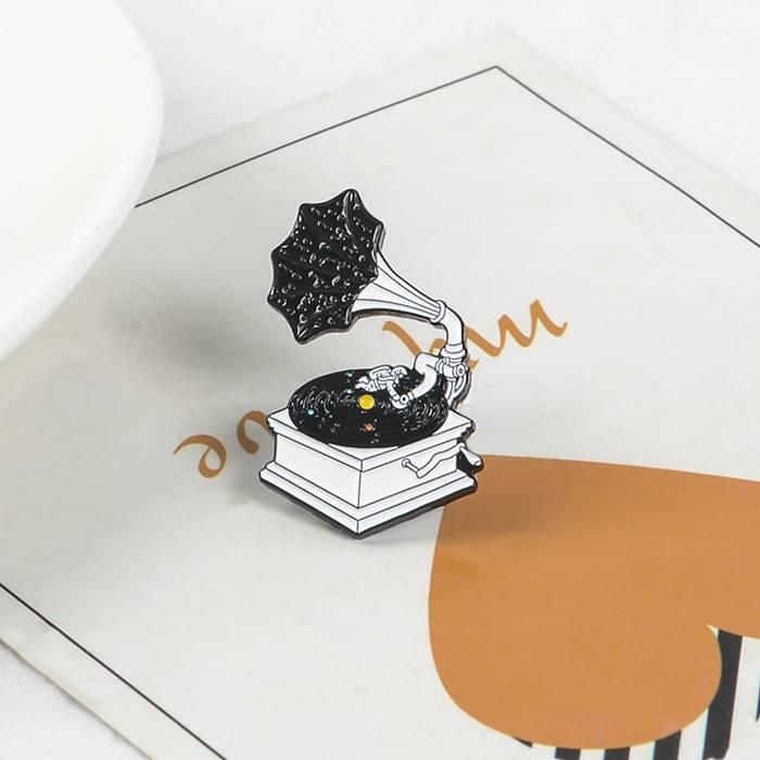 ピンバッジ ピンブローチ メンズ レディース ラペルピン エナメルコート ミュージック 音楽 蓄音機 Lp レコード カセットテープ 面白いイラスト風 バッジ 03qihe003 ココノコ 通販 Yahoo ショッピング
