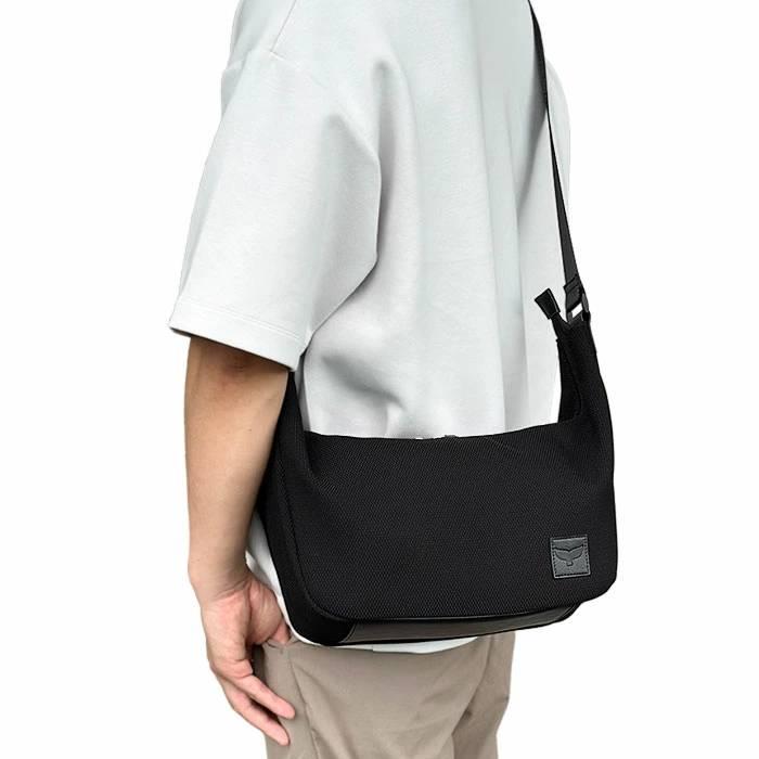 ショルダーバッグ メンズ 斜めがけ 軽量 撥水 メッシュ 半月型 B5対応 Mobby's モビーズ 黒 紺 【超軽量320g】メンズ レディース ボディバッグ風 舟形ポーチ |  | 01